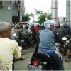 Antrian panjang disejumlah SPBU akibat BBM jenis premium langka.